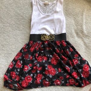 Adorable rose pattern lace back dress!